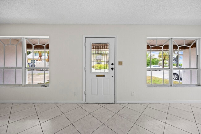 Building Photo - 1828 N Palmway