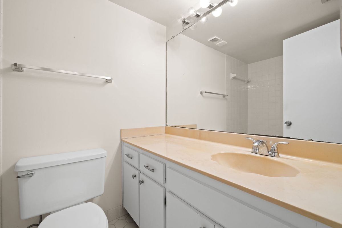 Building Photo - 2700 Cove Cay Dr