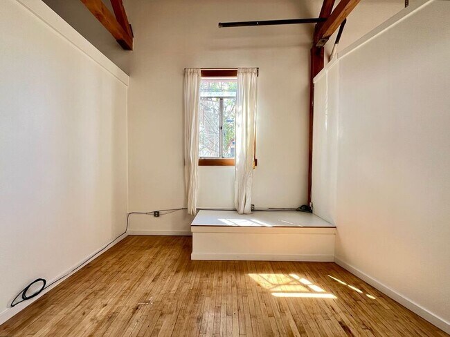 Building Photo - 1148 E 18th St