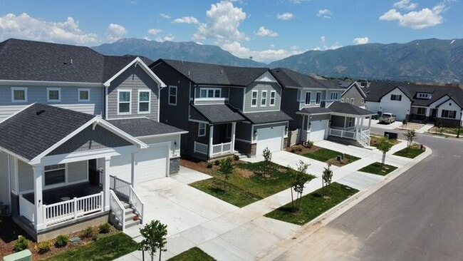 Building Photo - 3 bdrm 2 1/2 bath Home- Small Dog Friendly