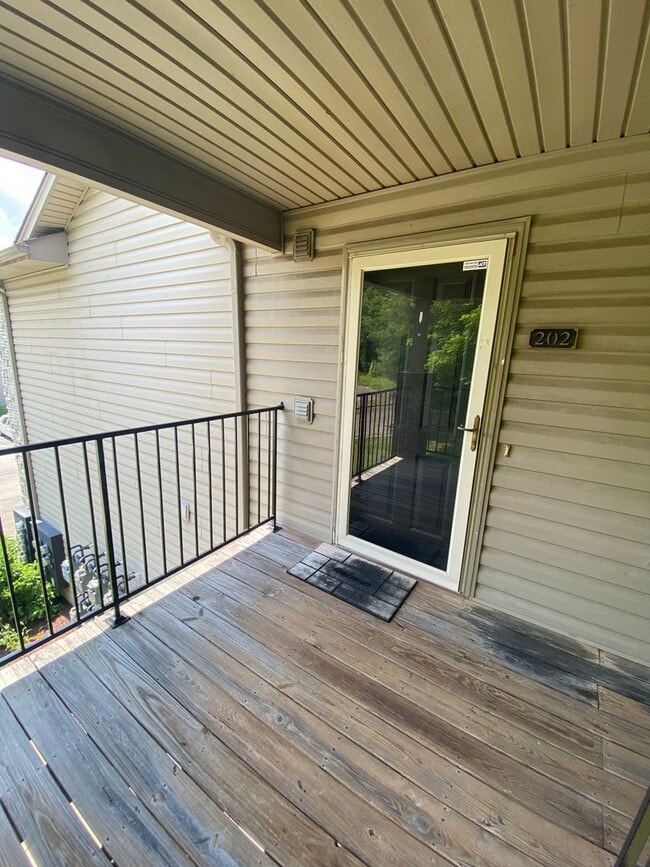 Building Photo - 2 bedroom/ 2 bath Woods of St Andrews condo available for rent in 40214 -  $1,200/month