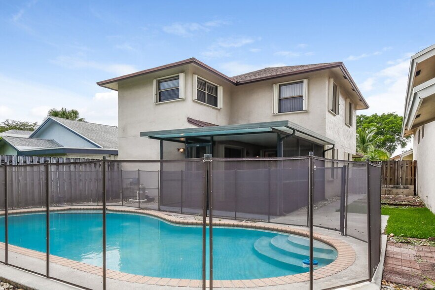 Building Photo - 578 Lakeside Cir