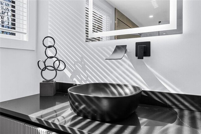 Building Photo - 915 Lost Forest Dr NW