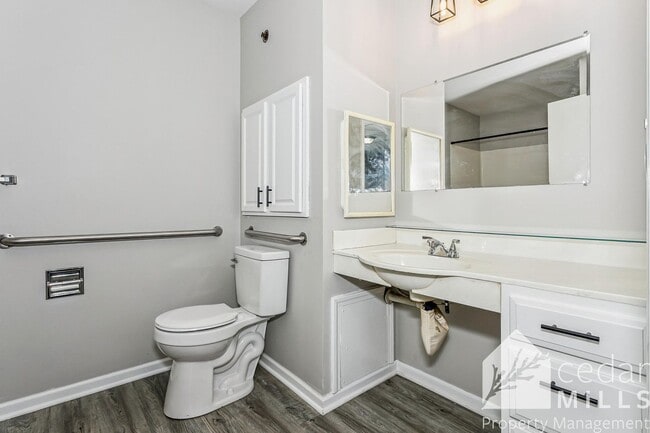 Building Photo - Wheelchair accessible LARGE 1 bedroom on the North side!