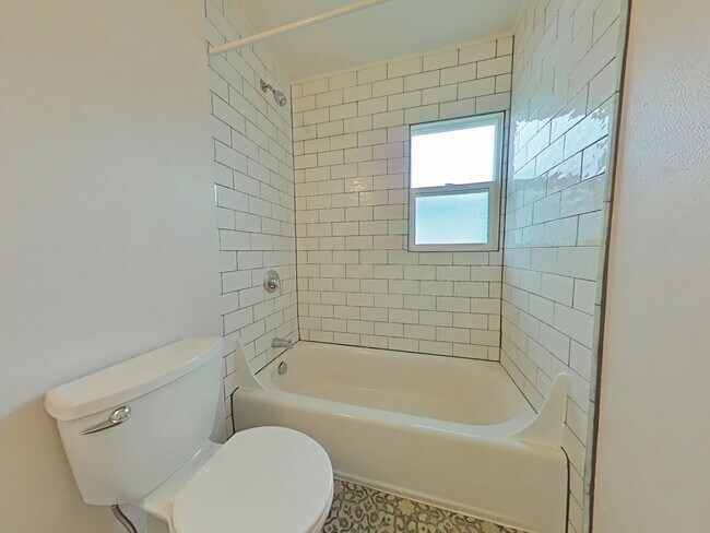 Building Photo - 2 Bedroom Duplex ~ Close to 9th Street