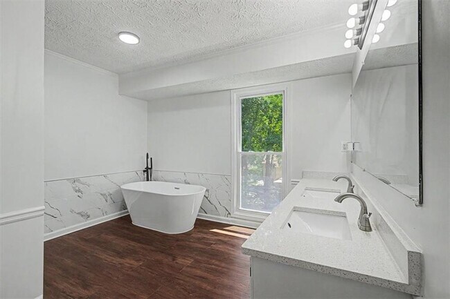 Building Photo - 3947 Camrose Pl