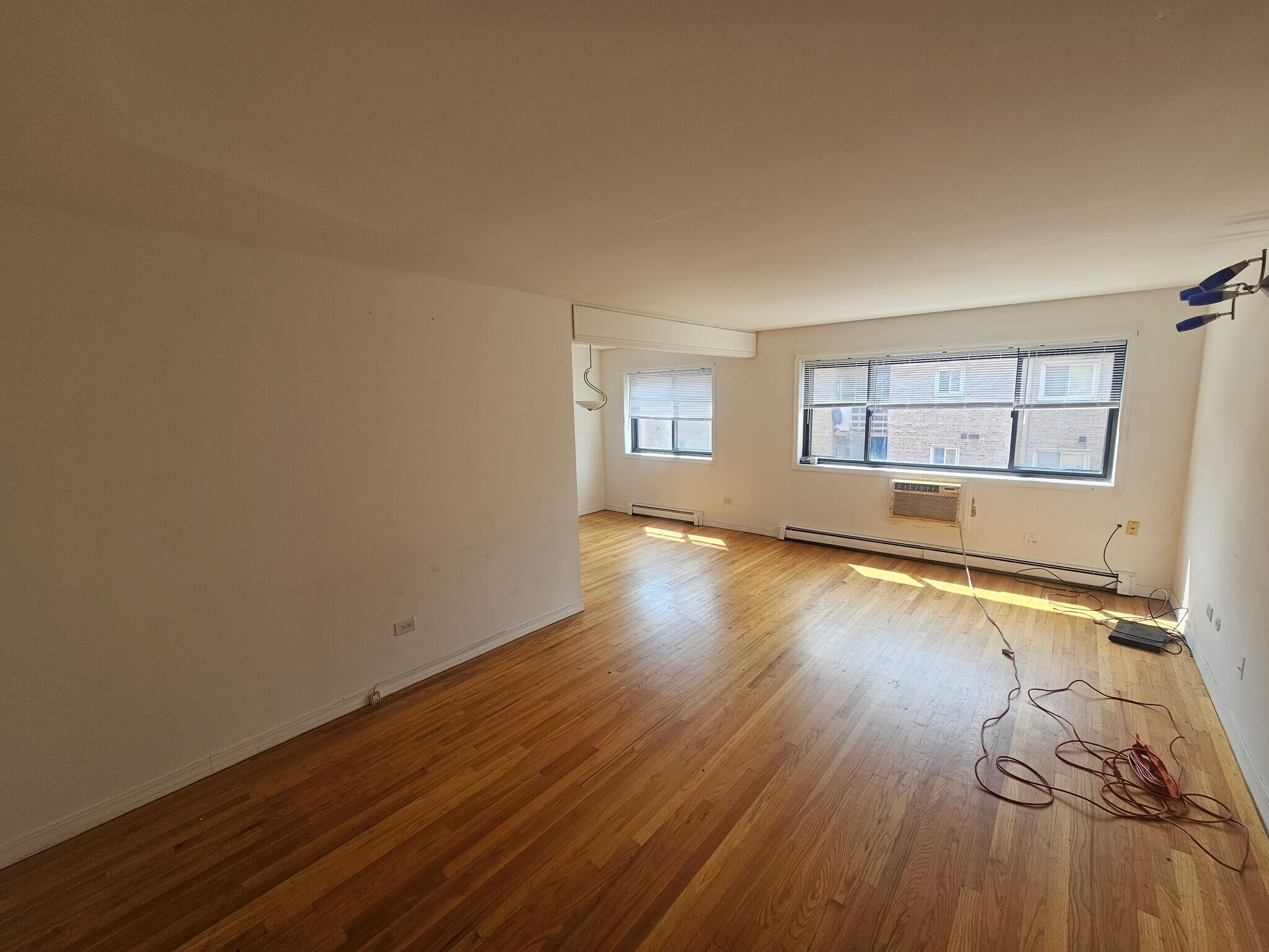 Building Photo - 1600 W Greenleaf Ave