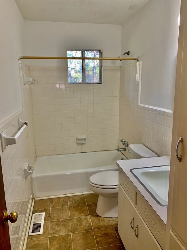 Building Photo - 604 N Ross St