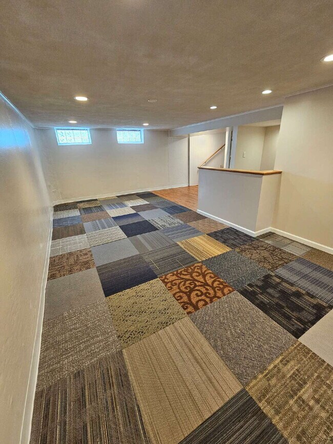 Building Photo - Beautiful 3-Bedroom Ranch in Desirable Northwest Warren, Nice Kitchen, Large Living Room, Finishe...