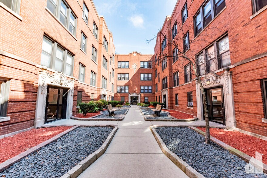 Building Photo - 3521 N Racine Ave