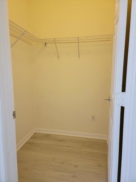 Building Photo - 221 Greenwich Cir