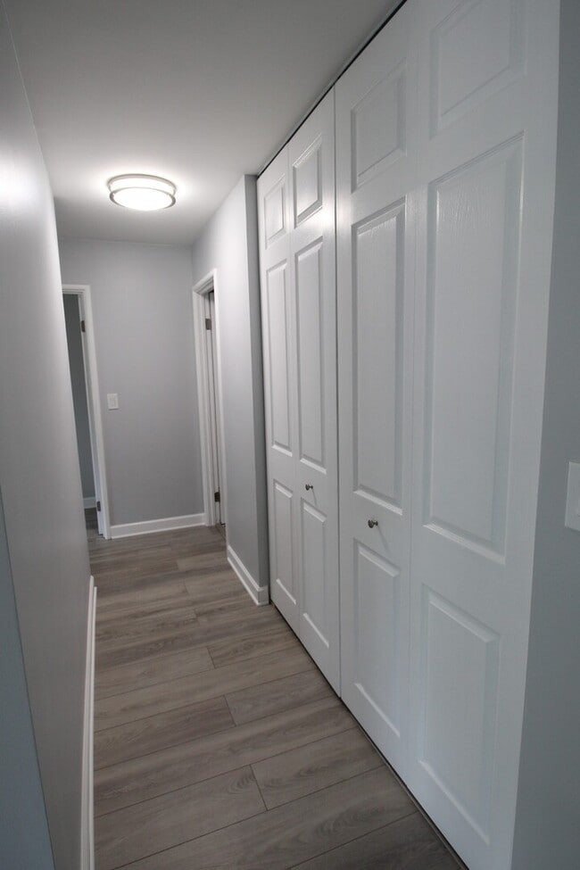 Building Photo - 3018 Roberts Dr