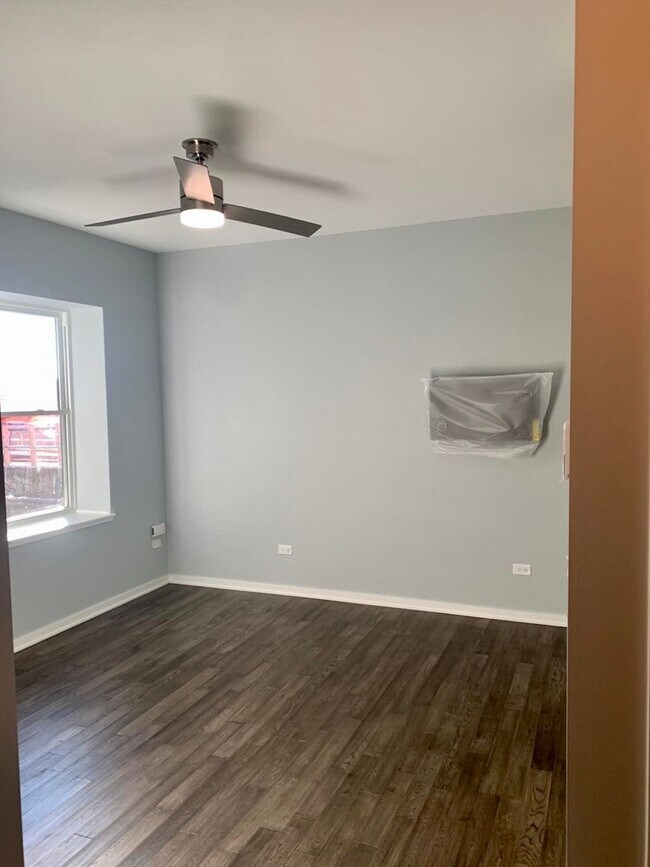 Building Photo - Brand new Luxury studio 2 blocks to the lake