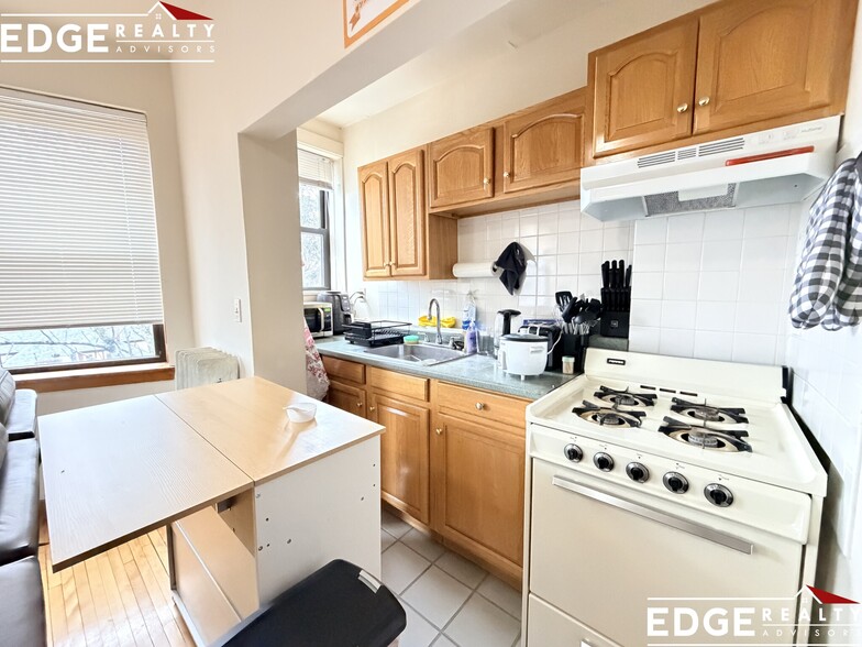 Building Photo - 160 Strathmore Rd