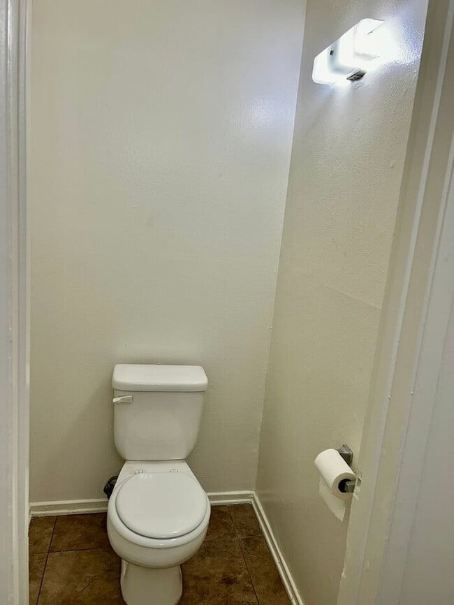 Building Photo - REALLY NICE 2BD & 1.5BA TOWNHOME IN FULLERTON