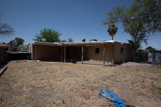 Building Photo - 3 Bedroom 1.75 bath with Solar Panels