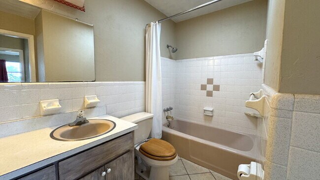 Building Photo - 484 Grandview Ave