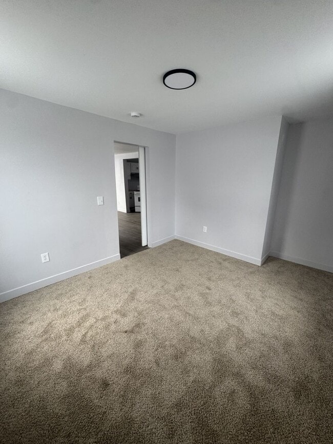 Building Photo - Welcome to this spacious 3-bedroom, 1-bathroom home located in the heart of Washington Courthouse...