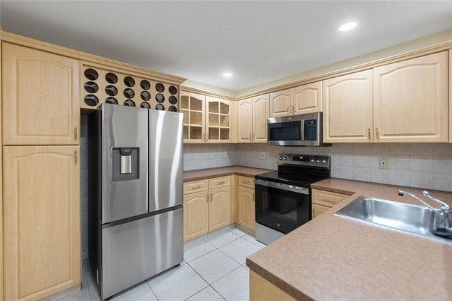 Building Photo - 4935 SW 32nd Ave