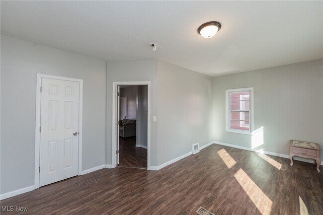 Building Photo - 2035 Chesterland Ave