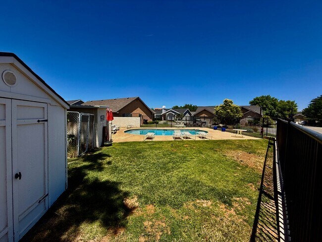 Building Photo - 2050 W Canyon View Dr