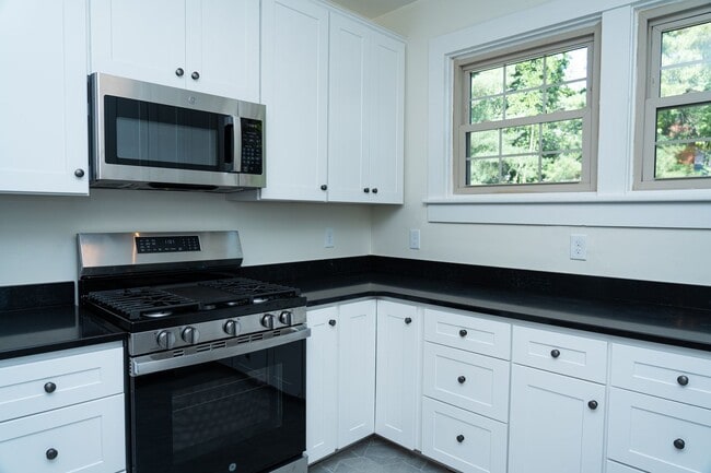 Building Photo - Large 4 Bedroom Home On Oakhurst Circle