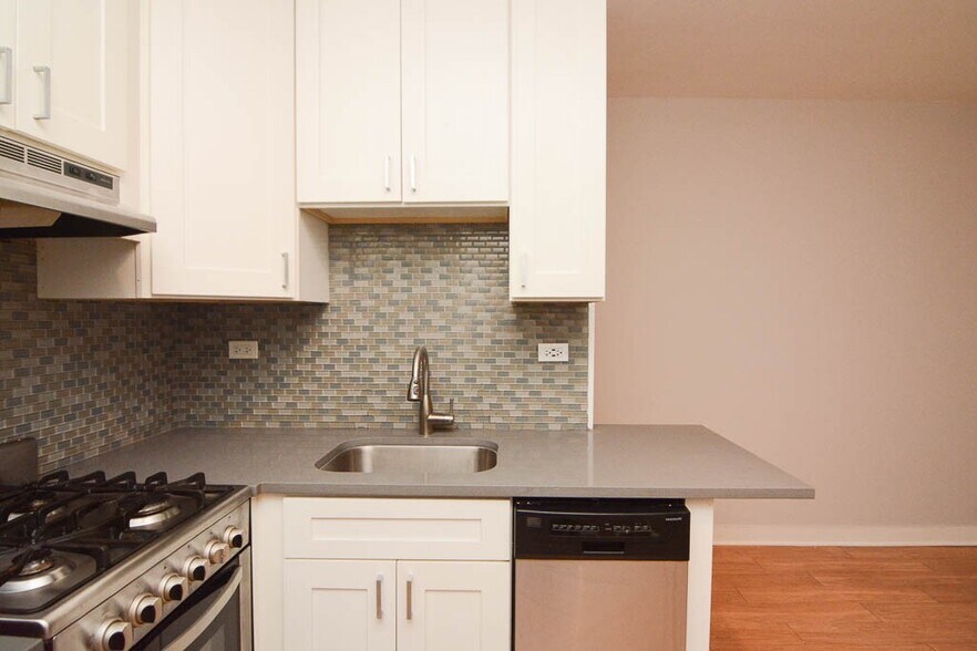 Building Photo - 511 W Belmont Ave
