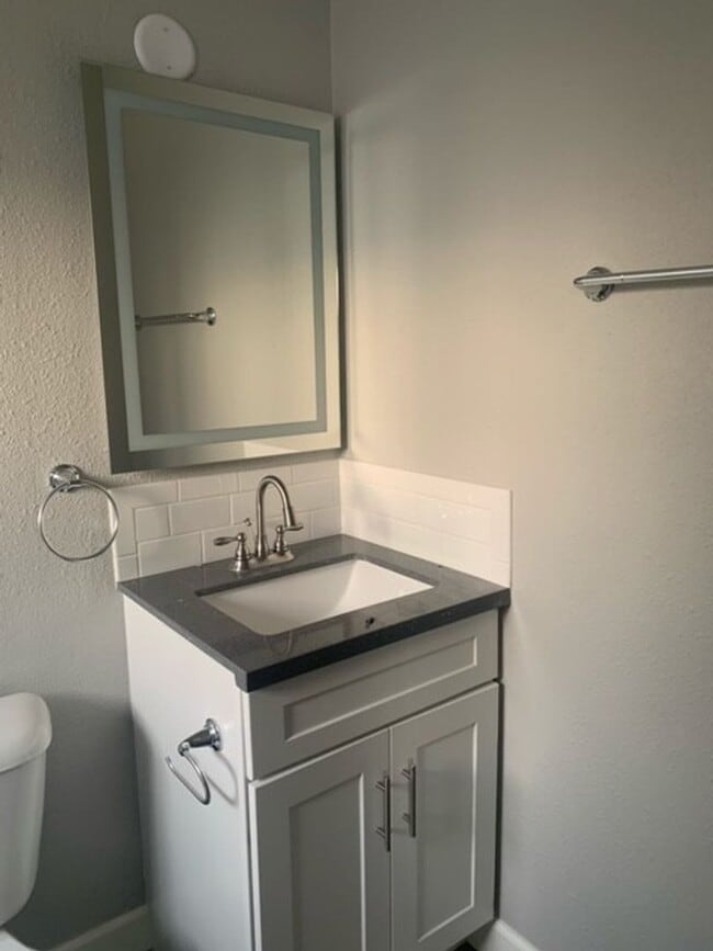 Building Photo - Fully Rehabbed 3 Bedroom/2 Bathroom Apartm...