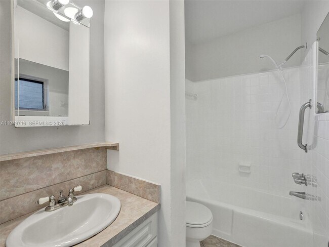 Building Photo - 5112 Hollywood Blvd