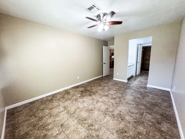 Building Photo - "Newly Updated 3-Bedroom Duplex with 2 Ful...