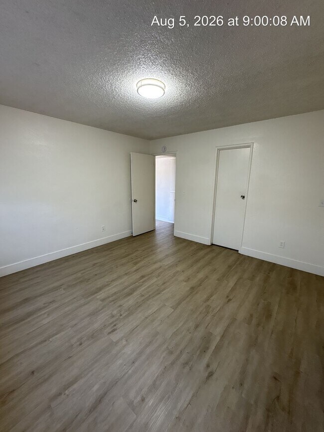 Building Photo - 1055