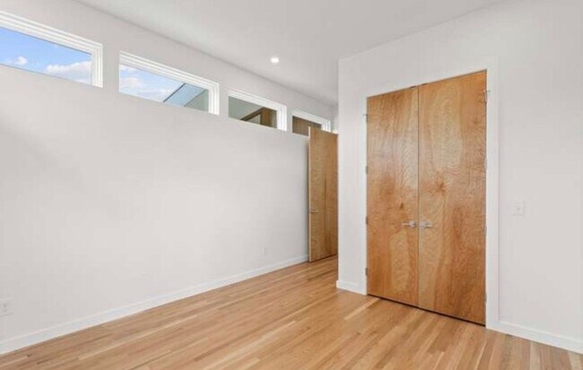 Building Photo - 903 Oak St