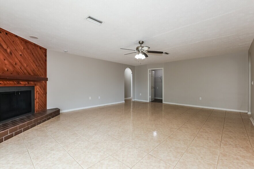 Building Photo - 9811 N Connechusett Rd