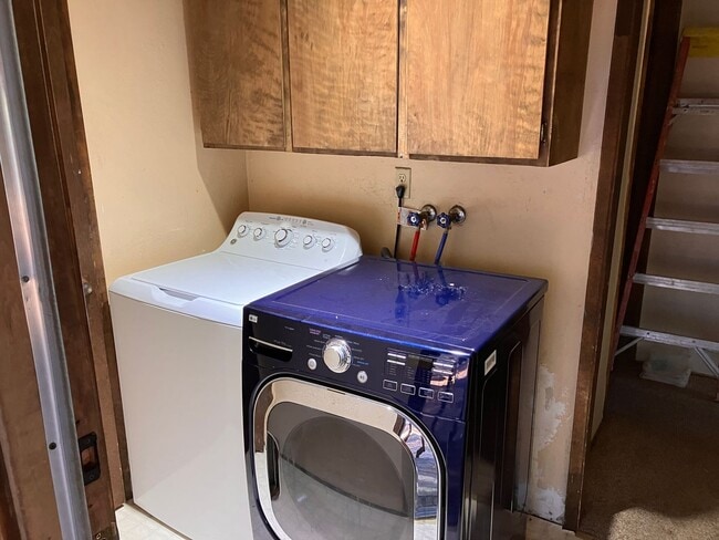 Building Photo - 2 Level cabin in a quiet wooded neighborhood