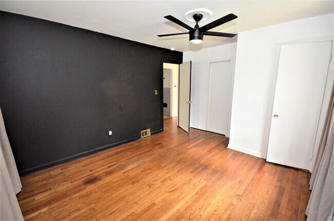 Building Photo - 1009 N Hills Dr