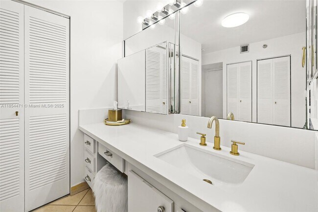 Building Photo - 20505 E Country Club Dr