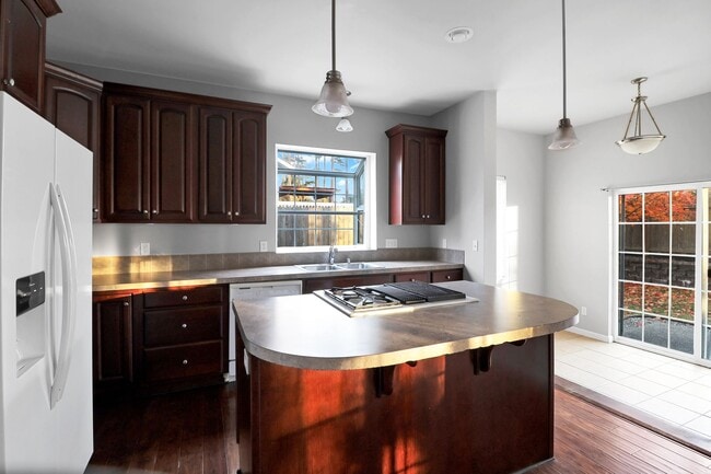 Building Photo - 3 Bed 2.5 Bath - Fireside - RV/Boat Parking - Fort Nugent Park