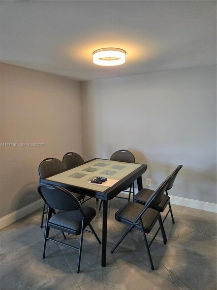 Building Photo - 3401 N Country Club Dr