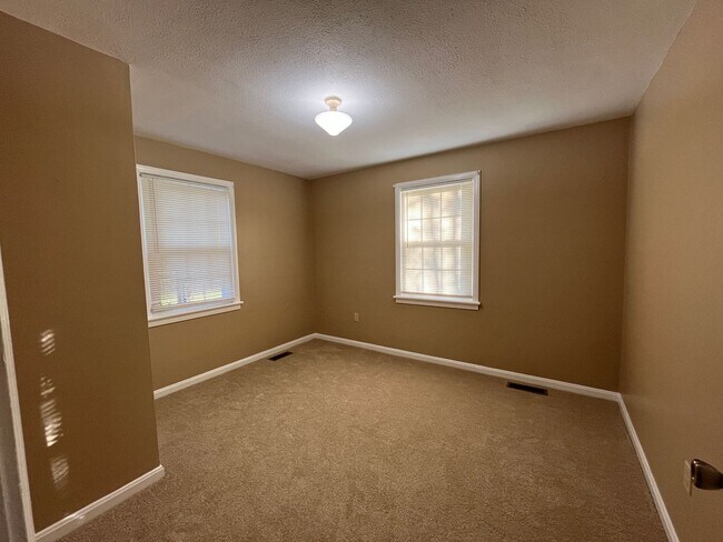 Building Photo - Charming Brick House off Fort Avenue