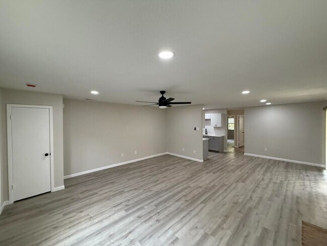 Building Photo - AVAILABLE NOW - (SECTION 8 ACCEPTED)