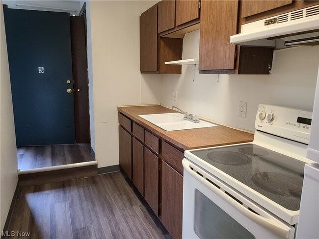 Building Photo - 595 Dayton St