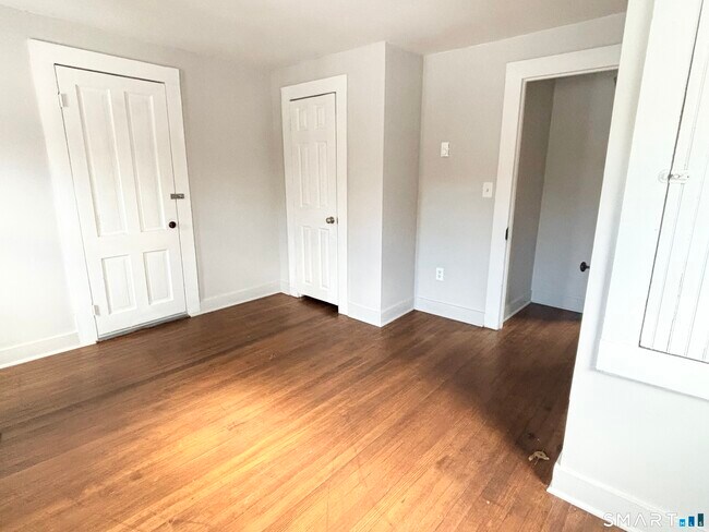 Building Photo - 122 Main St