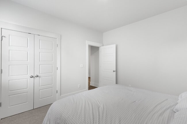 Building Photo - Spacious 4 Bedroom Home in Blake Farm