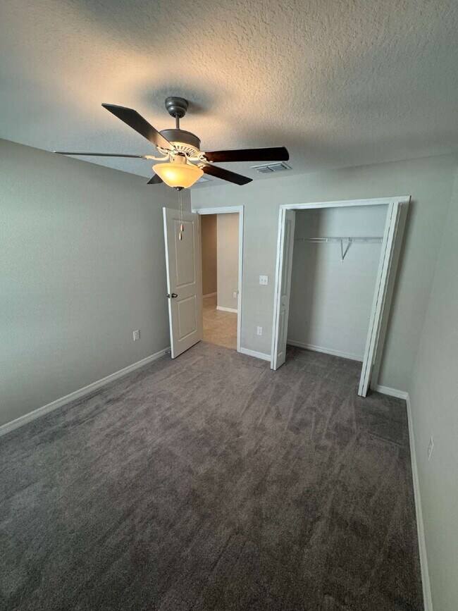 Building Photo - "Spacious 4-Bed Oasis with 2.5 Baths on Ra...
