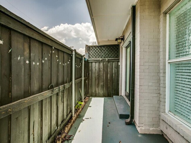 Building Photo - Remodeled Central Dallas Condo