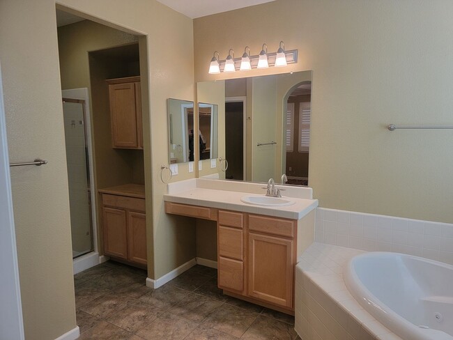 Building Photo - Gorgeous 4 bedroom 2.5 bath with large bon...