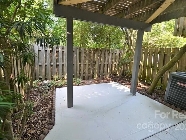 Building Photo - Updated 2 Bed, 2.5 Bath Townhome in Charlotte