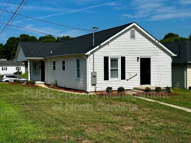 Building Photo - 1101 Woodlawn St