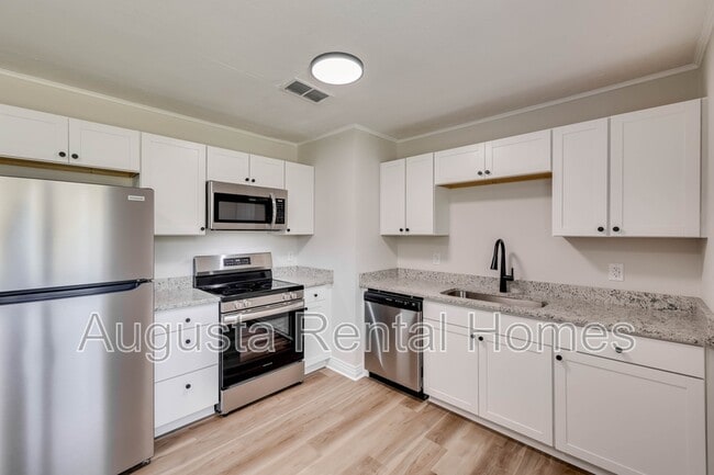 Building Photo - 2404 Southdale Dr