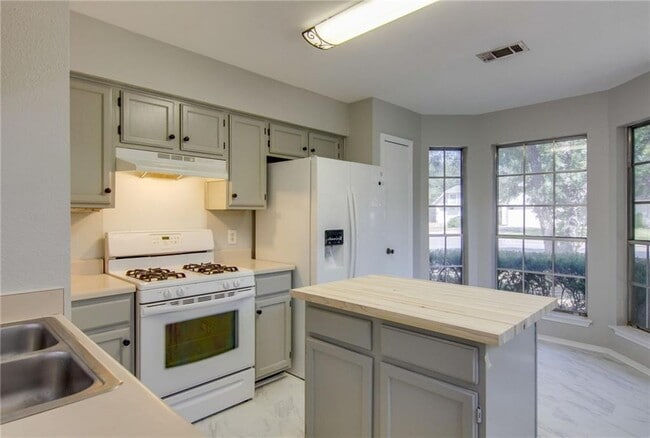 Building Photo - 6415 Jennings Dr